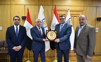   محافظ قنا يكرم رئيس شركة مياه الشرب تقديرًا لجهوده خلال فترة عمله بالمحافظة