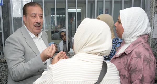 محافظ بورسعيد يكافئ طاقم تمريض الأسنان بـ10 آلاف جنيه