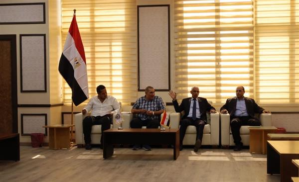 رئيس جامعة جنوب الوادي الأهلية يجتمع باتحاد طلاب الجامعة وأسرة طلاب من أجل مصر
