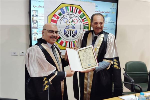 رئيس جامعة أسيوط يهنئ عميد علوم الرياضة بالرئاسة الفخرية لعلم النفس الرياضي