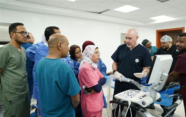 الرعاية الصحية تستضيف خبيرًا عالميًا لتطوير مهارات أطباء القلب بمجمع الأقصر الطبي الدولي