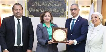   محافظ الجيزة يبحث التوسع في الخدمات الطبية المجانية بالمناطق الأكثر احتياجًا