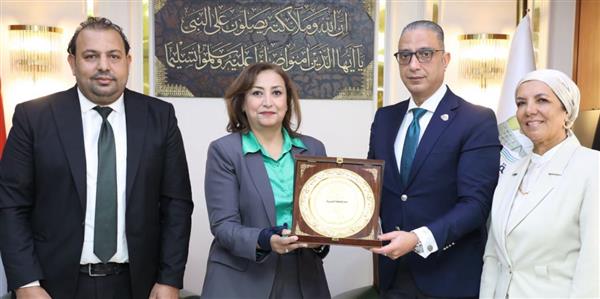 محافظ الجيزة يبحث التوسع في الخدمات الطبية المجانية بالمناطق الأكثر احتياجًا