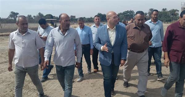 نائب محافظ الجيزة يتابع مشروعات الصرف الصحي وتطوير الطرق بمنشأة القناطر
