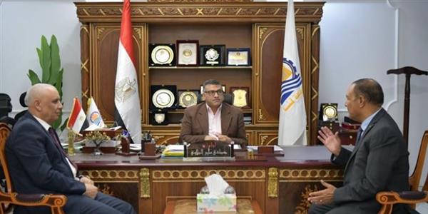 محافظ قنا يستقبل رئيس شركة مياه الشرب والصرف الصحي الجديد لبحث تطوير الخدمات بالمحافظة