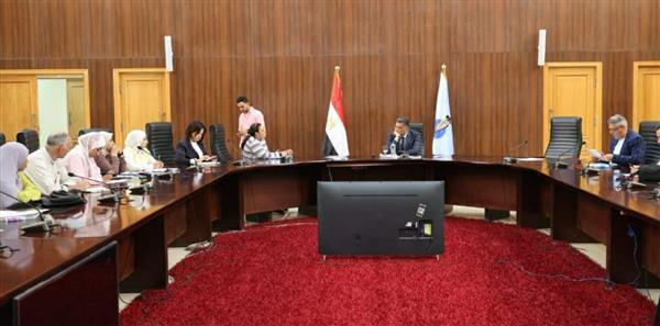 محافظ البحر الأحمر يواصل الاستماع لشكاوى المواطنين ويوجه بدراستها وسرعة حلها