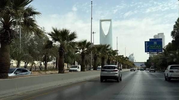 الدفاع المدني السعودي: إصابة 4 أشخاص في الرياض بعد سقوط حطام صاروخين