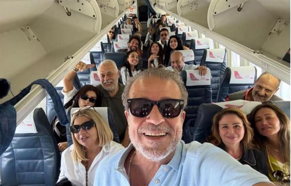 شريف منير برفقة نجوم الفن في الطريق إلى مهرجان الجونة السينمائي