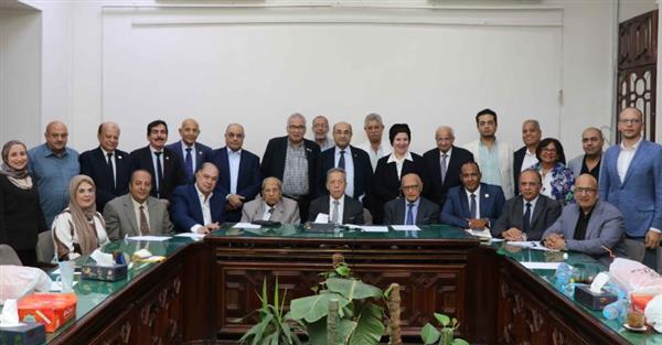 نقابة الأطباء تناقش تحديات التعليم الطبي وقواعد القبول بكليات الطب