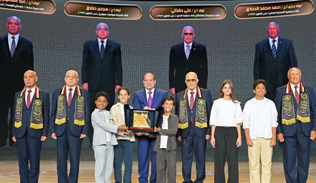 تقديرًا لبطولاتهم وتضحياتهم.. الرئيس السيسي يكرّم عددًا من أبطال حرب أكتوبر