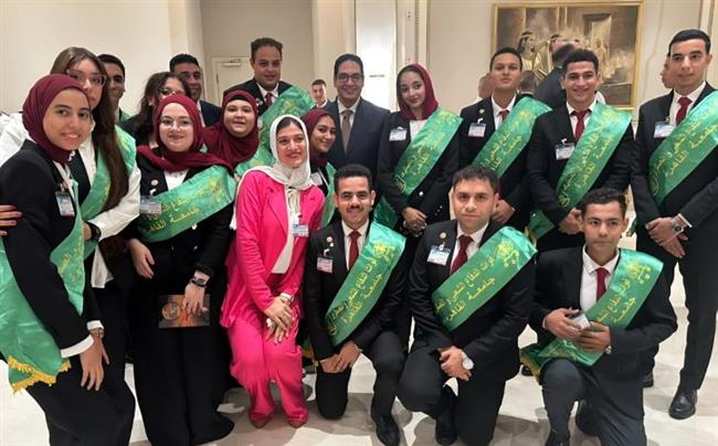 رئيس جامعة القاهرة وطلابها يشهدون ندوة القوات المسلحة بحضور الرئيس السيسي