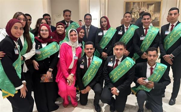 رئيس جامعة القاهرة وطلابها يشهدون ندوة القوات المسلحة بحضور الرئيس السيسي