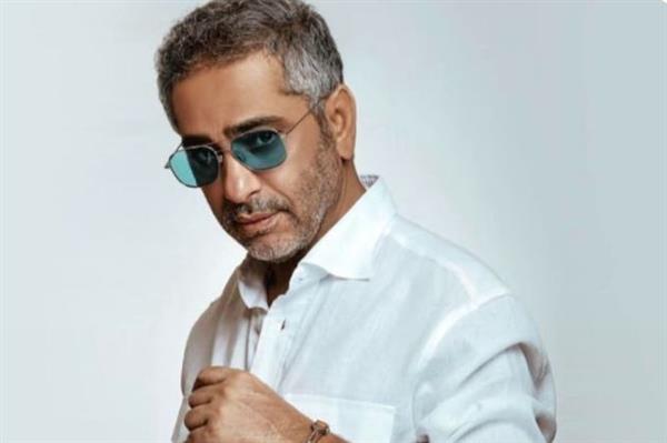 محمد فضل شاكر يحذر من حفل وهمي لوالده