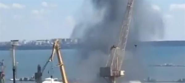 الجيش الروسي يستهدف بنى تحتية وسفينتين في ميناء أوكراني في مقاطعة أوديسا