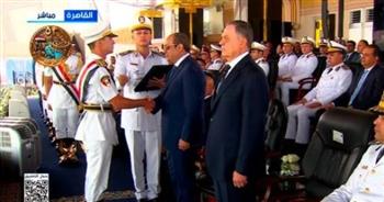  السيسي يمنح أوائل خريجي أكاديمية الشرطة أنواط الامتياز