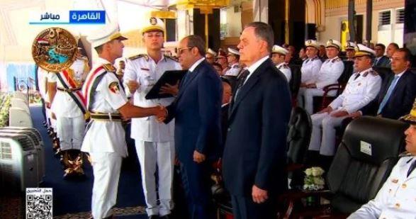 السيسي يمنح أوائل خريجي أكاديمية الشرطة أنواط الامتياز