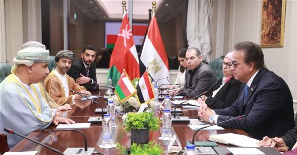 وزير الصحة يلتقي نظيره العُماني لبحث تعزيز التعاون المشترك في المجالات الصحية