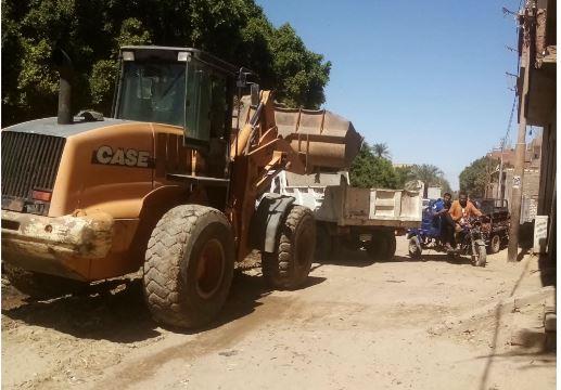 محافظ أسيوط: رفع تجمعات القمامة والمخلفات بـ 3 قرى فى ديروط