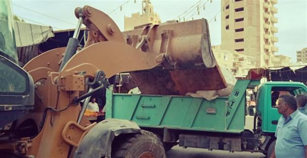 محافظ أسيوط يشن حملة مكبرة لإزالة الإشغالات ومراجعة تراخيص المحال بالقوصية