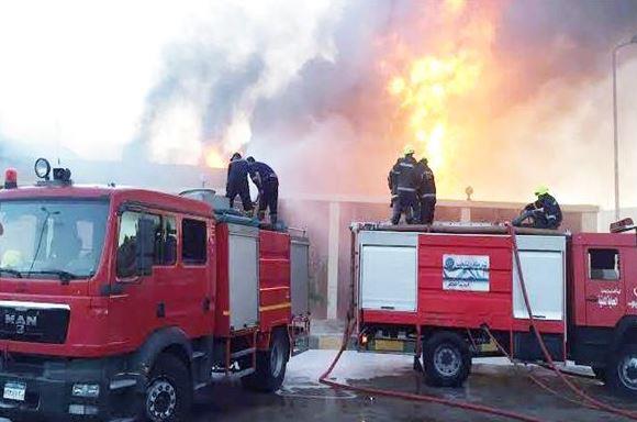 دون إصابات.. إخماد حريق داخل محل ملابس بالهرم