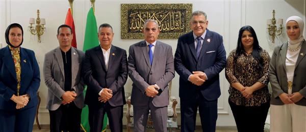 محافظ الإسماعيلية يبحث مع أعضاء النواب والشيوخ مطالب المواطنين وملفات التنمية