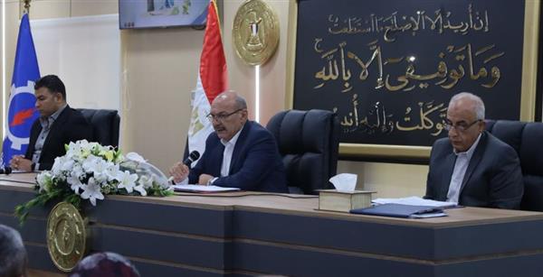 محافظ السويس يترأس المجلس التنفيذي ويستعرض خطط التنمية ومواجهة الشائعات