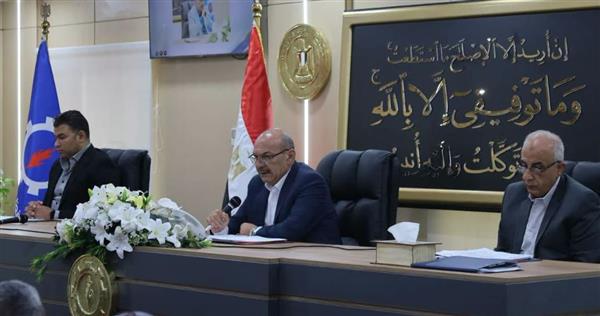 محافظ السويس: المواطن ومصلحته هدفنا.. ومواجهة الشائعات مسؤولية الجميع