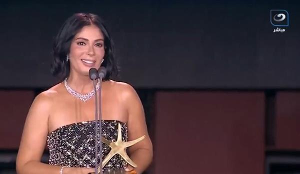 منح منى زكي جائزة الإنجاز الإبداعي في حفل افتتاح الدورة التاسعة من مهرجان الجونة