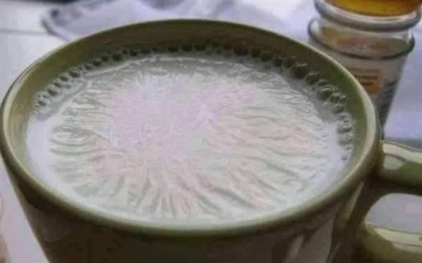 وش اللبن.. هل هو أغنى أجزائه وأكثرها فائدة للجسم؟