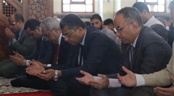   محافظ البحر الأحمر ورئيس جامعة الأزهر في صلاة الجمعة بالغردقة