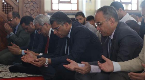 محافظ البحر الأحمر ورئيس جامعة الأزهر في صلاة الجمعة بالغردقة