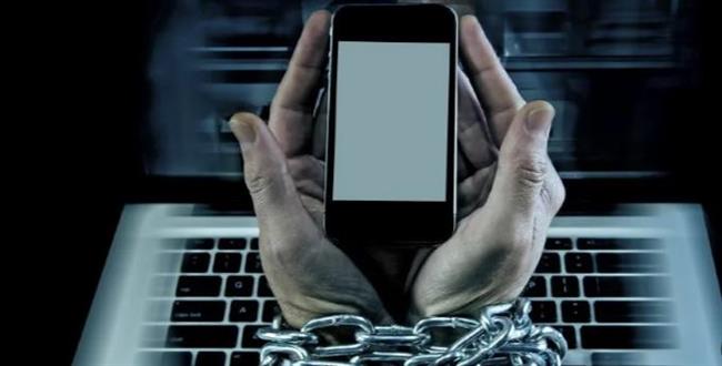 الموبايل الملعون ضيّع الطلبة.. حسام موافي يكشف سببًا خطيرًا وراء نسيان المعلومات