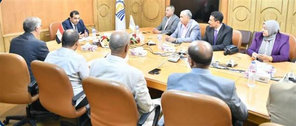 محافظ قنا يتابع انتظام الدراسة ويبحث معوقات المدارس