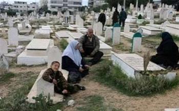 حكم المسح على القبر وتقبيله