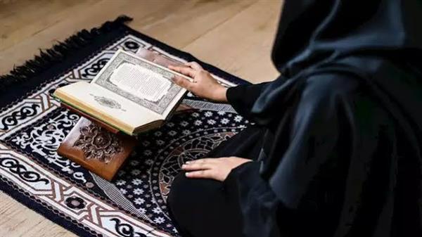 هل يجوز للمرأة قراءة القرآن بدون حجاب؟