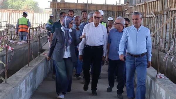 نائب وزيرة الإسكان يتفقد مشروع مأخذ وخطوط نقل المياه العكرة من نهر النيل إلى العاصمة الجديدة
