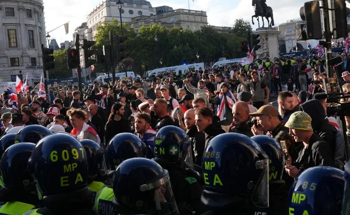 "ديلي ميل": اشتباكات بين متظاهرين والشرطة في بريطانيا بعد وصول دفعة جديدة من المهاجرين