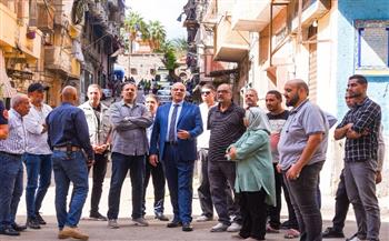   محافظ الإسكندرية يتابع أعمال إزالة أجزاء من العقار المائل
