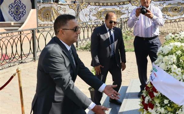 محافظ القليوبية يضع إكليل الزهور على النصب التذكاري لشهداء حرب أكتوبر