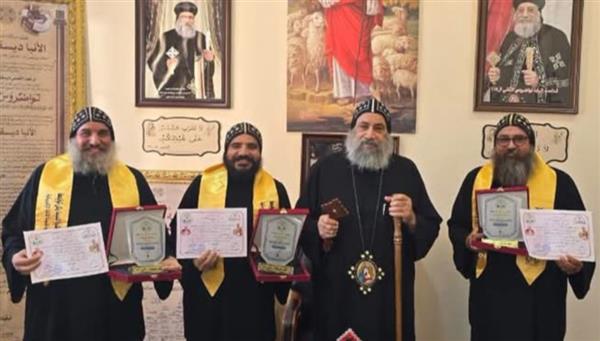 دير العذراء مريم والأنبا يحنس القصير بالعلمين يحتفل بتخرج أول دفعة من رهبان الدير