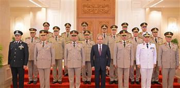   الرئيس السيسي يلتقط صورة  تذكارية مع قيادات القوات المسلحة 