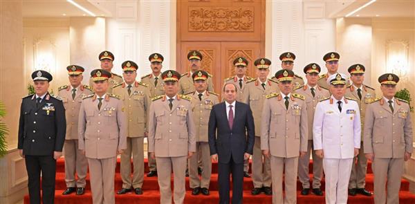 الرئيس السيسي يلتقط صورة  تذكارية مع قيادات القوات المسلحة