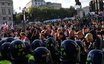   "ديلي ميل": اشتباكات بين متظاهرين والشرطة في بريطانيا بعد وصول دفعة جديدة من المهاجرين