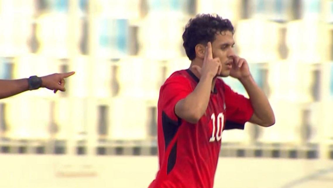 محمود صلاح يقود مصر للتقدم على الجزائر في الشوط الأول