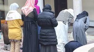 هل يجوز للمرأة الصلاة بالبنطلون؟