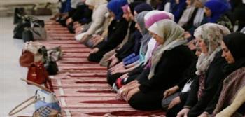هل يجوز للمرأة أن تؤذن للصلاة إذا كانت الجماعة من النساء؟