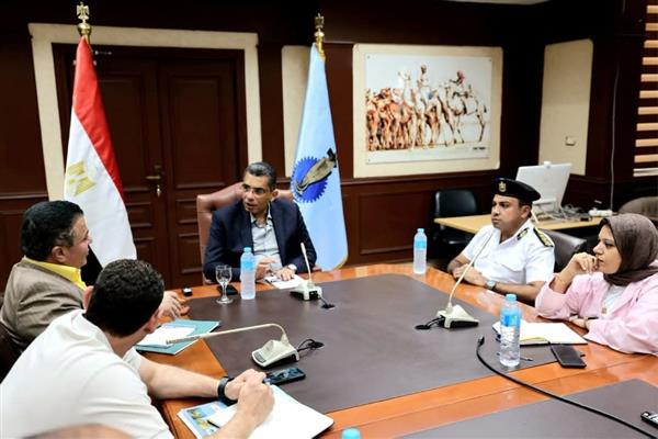 محافظ البحر الأحمر يتابع المخطط المروري الجديد ويوجّه برصف محاور الغردقة