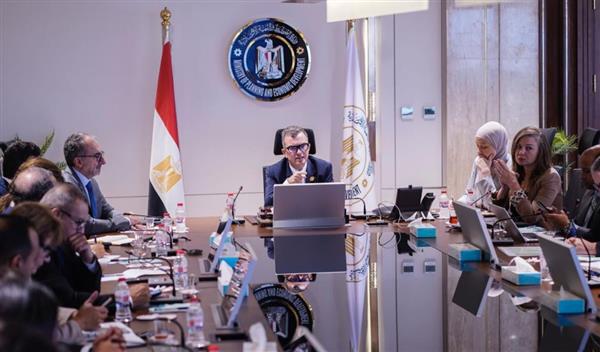 وزير التخطيط يستعرض التطورات الاقتصادية وبرنامج التحول الاقتصادي مع وكالات التصنيف الدولية