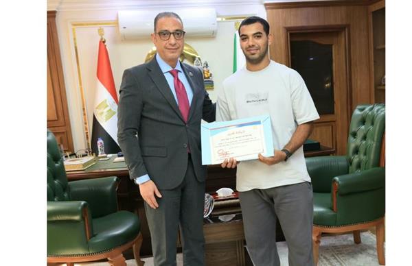 محافظ الجيزة يكرم مواطنًا أنقذ طفلًا عقب سقوطه من الطابق الثالث
