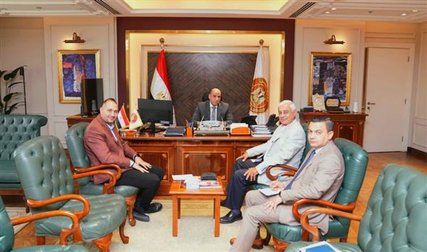 وزير العمل يلتقي وفد "النساجون الشرقيون" ويعلن 550 فرصة عمل في 6 محافظات بالصعيد